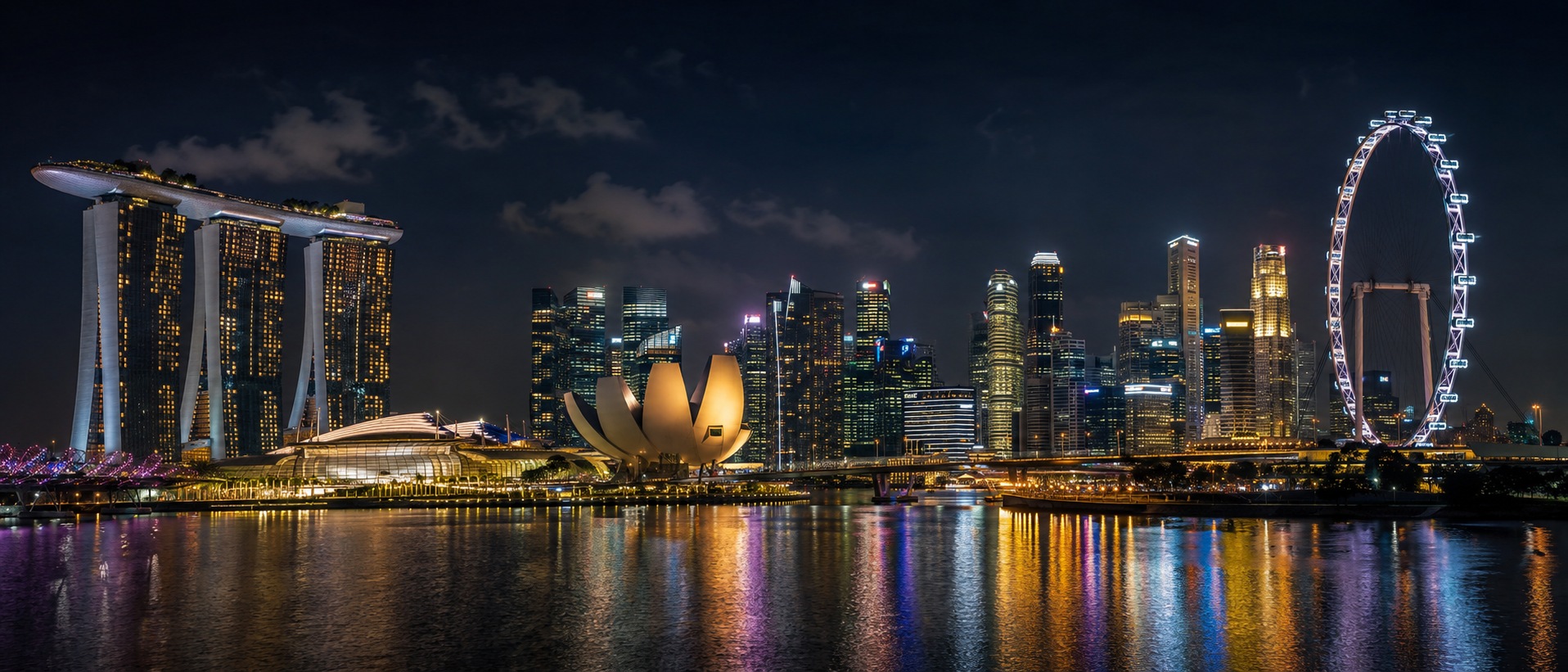Ночная панорама Marina Bay: Marina Bay Sands, ArtScience Museum и колесо обозрения Singapore Flyer