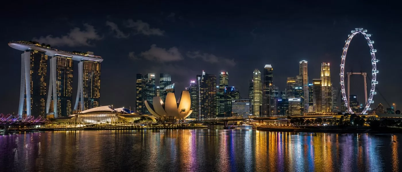 Ночная панорама Marina Bay: Marina Bay Sands, ArtScience Museum и колесо обозрения Singapore Flyer